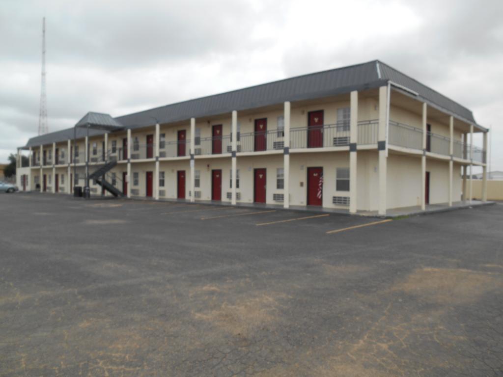 Super 7 Inn Midland Exterior photo