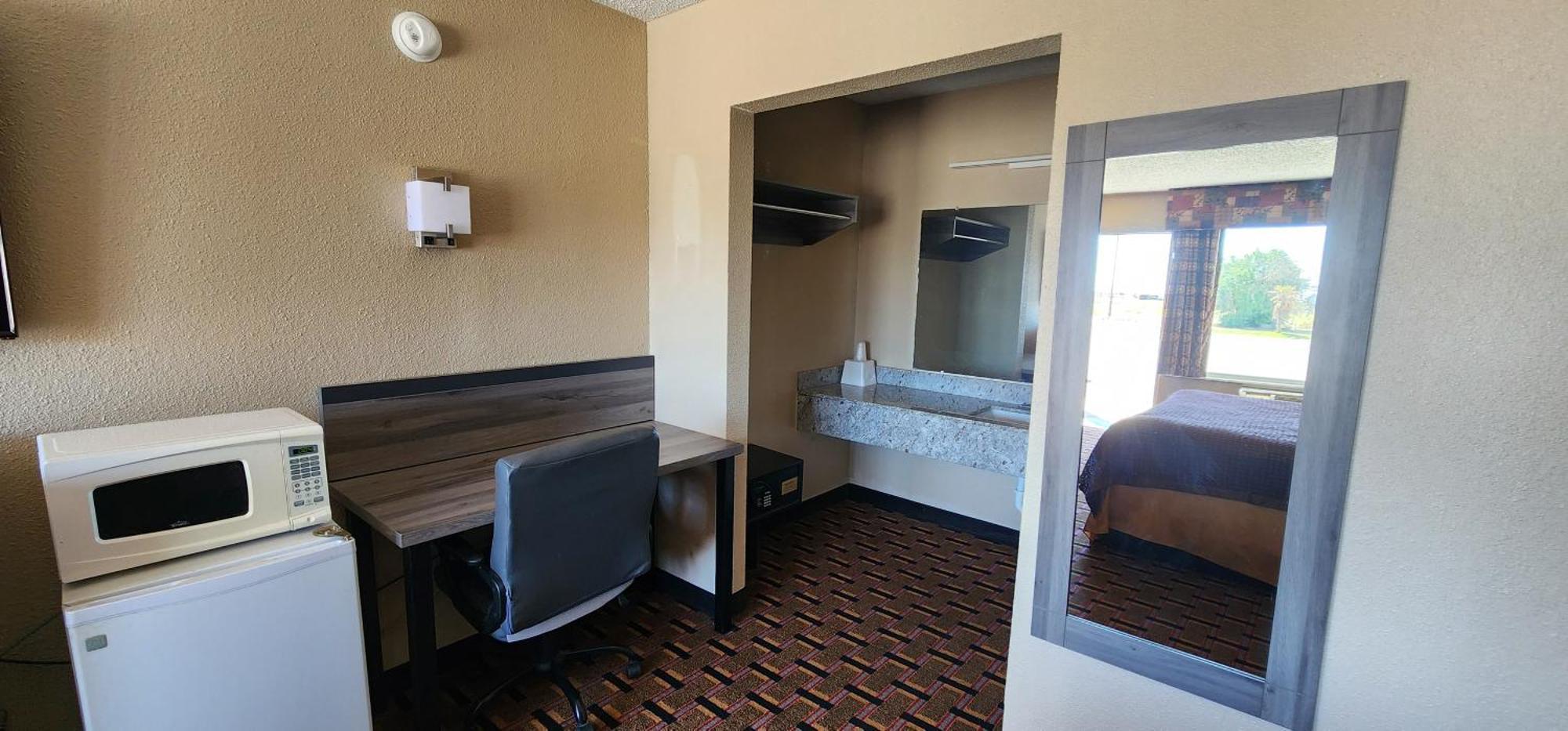 Super 7 Inn Midland Exterior photo