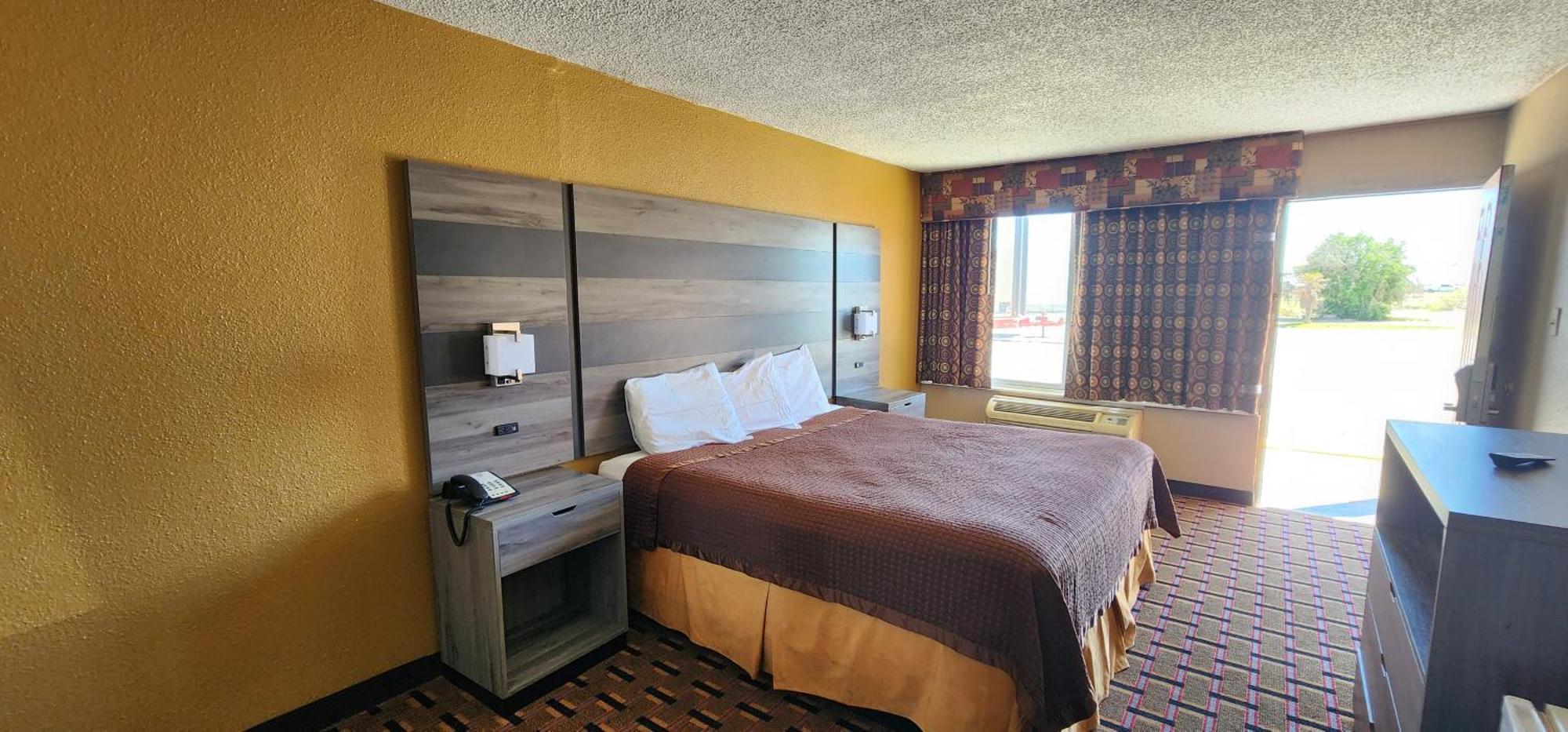 Super 7 Inn Midland Exterior photo
