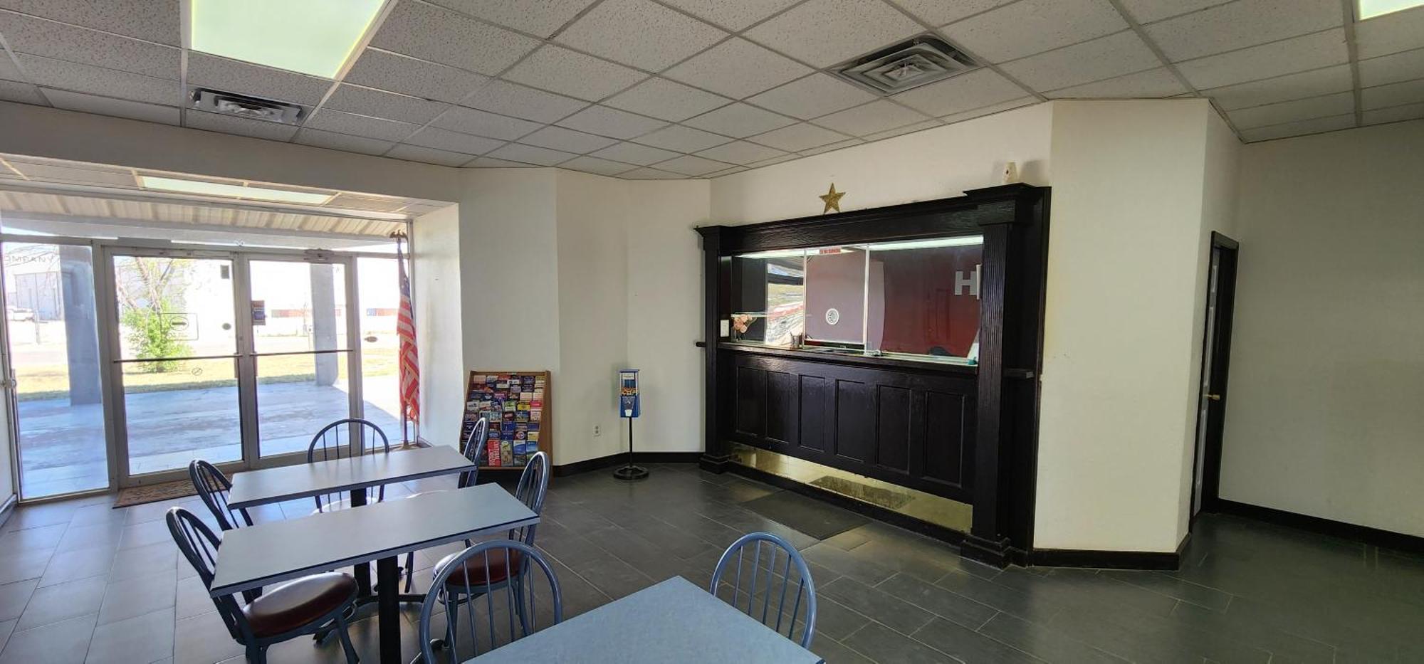 Super 7 Inn Midland Exterior photo