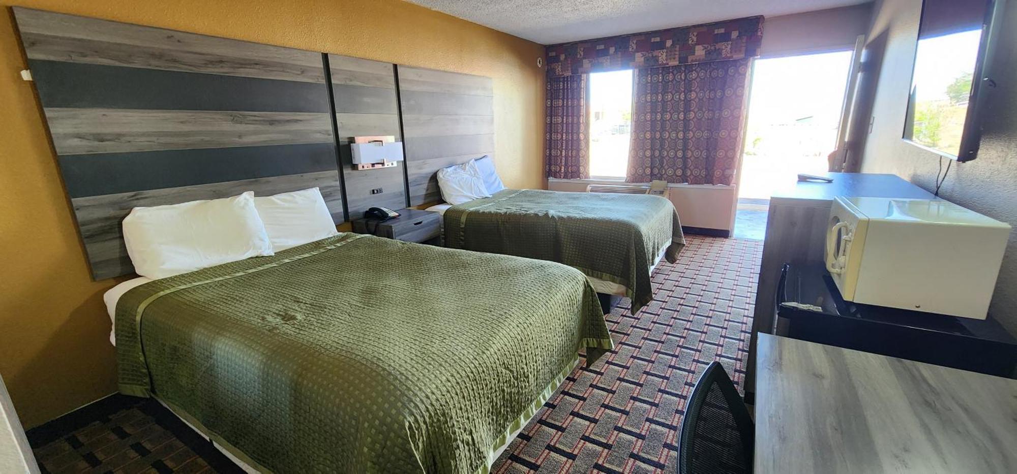 Super 7 Inn Midland Exterior photo